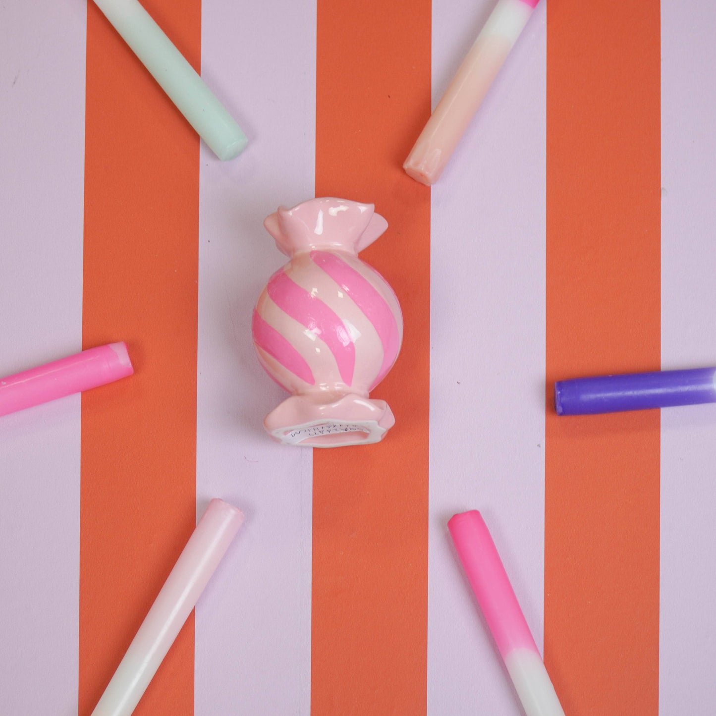 Ronde kaarsenhouder in de vorm van toffee - Keramiek - Roze/Neon - 8,5 x 8,5 x 13 cm