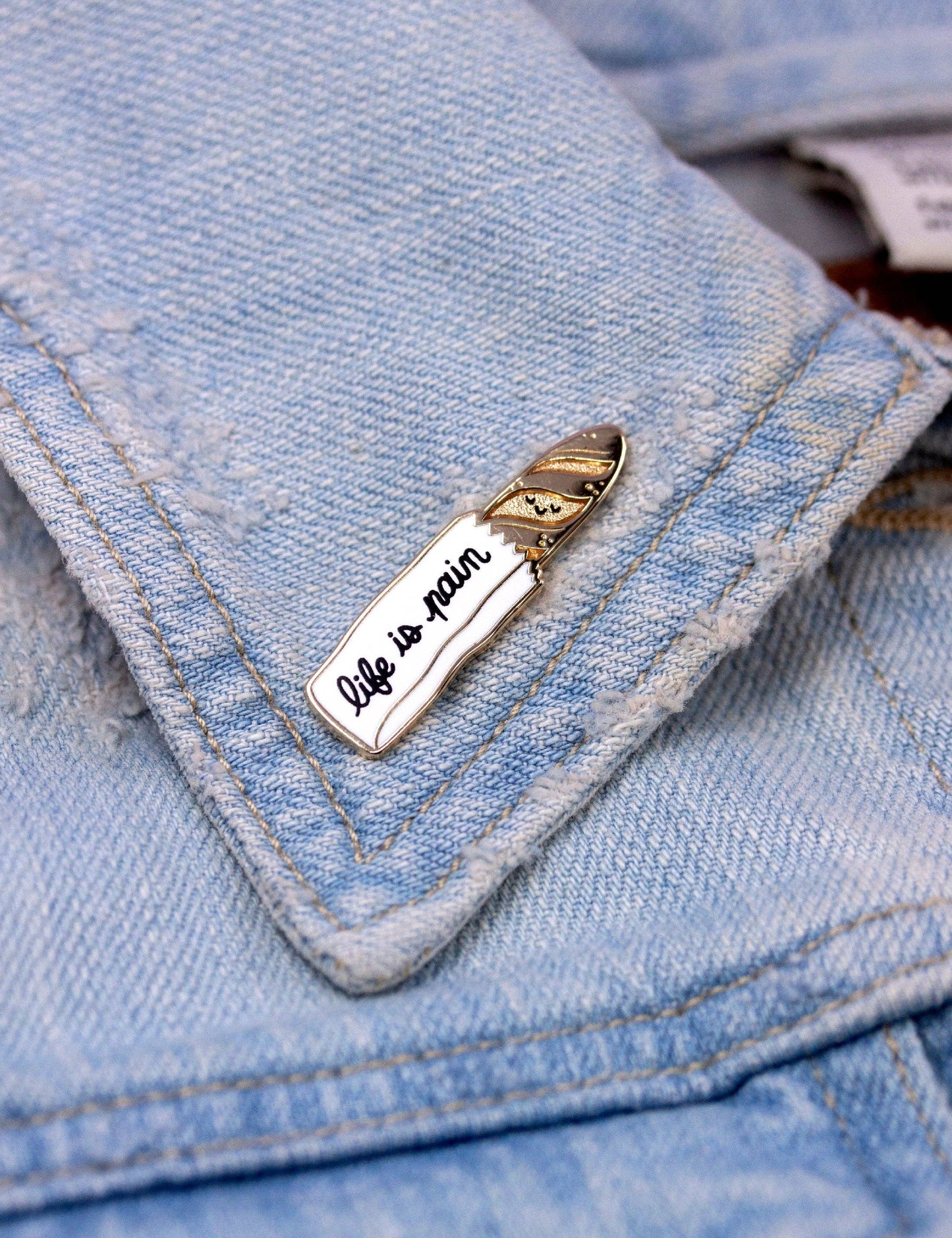 Épinglette – en émail « Life is Pain » design soigné | Joanna Behar – vue 3