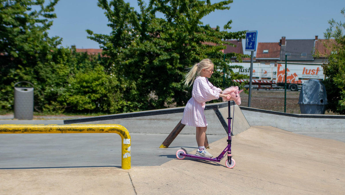 Pink unicorn head accessory for children's bicycle or scooter