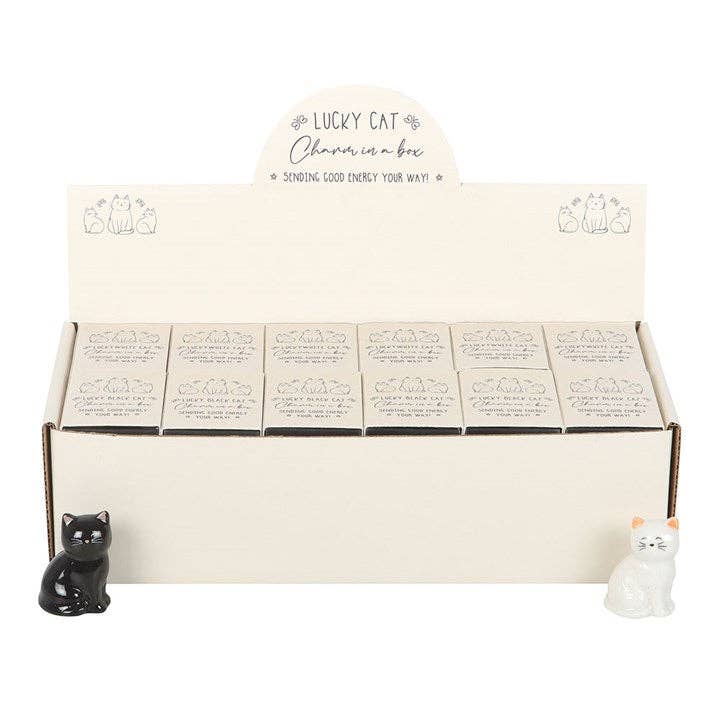 Porte-bonheur chats blancs et noirs