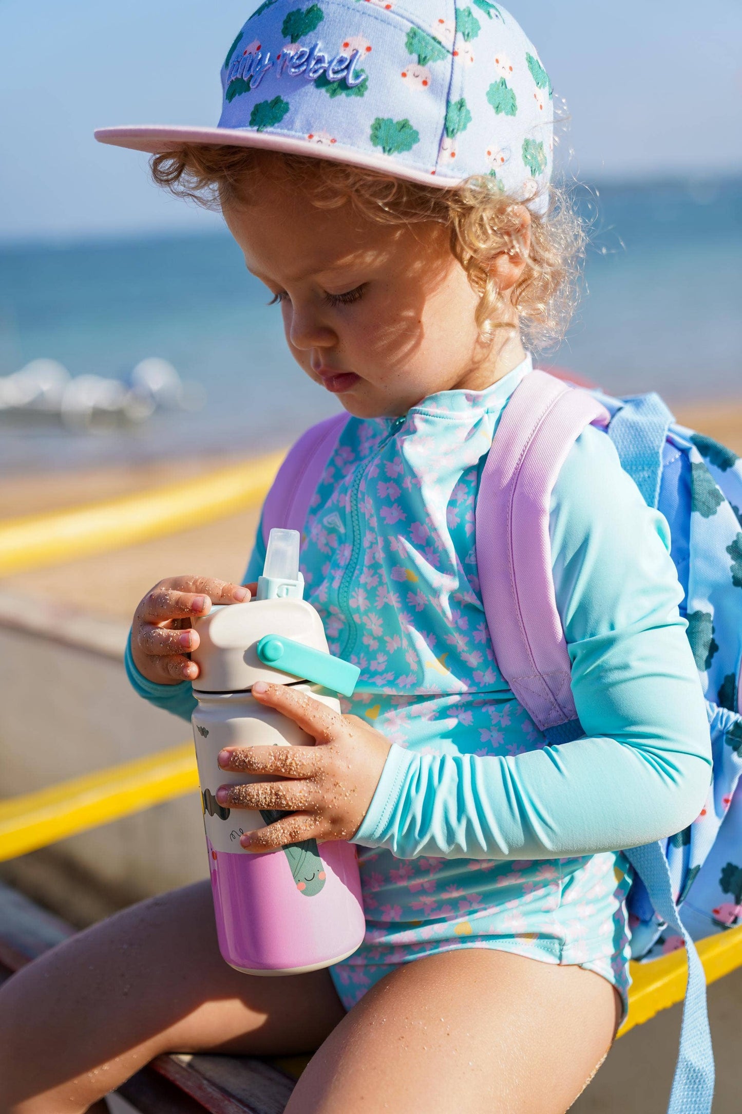 Geïsoleerde waterfles van roestvrij staal voor kinderen met dansende hartjes.