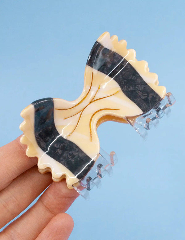 NOUVEAU ! Pince à – cheveux en forme de nœud papillon farfalle: Farfalle à l'encre de seiche | Joanna Behar – vue 1