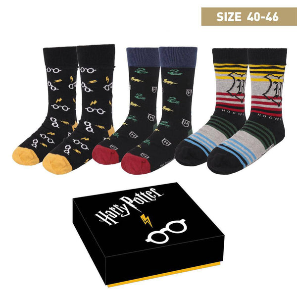 Verpakking met 3 paar sokken met het Harry Potter-logo. 