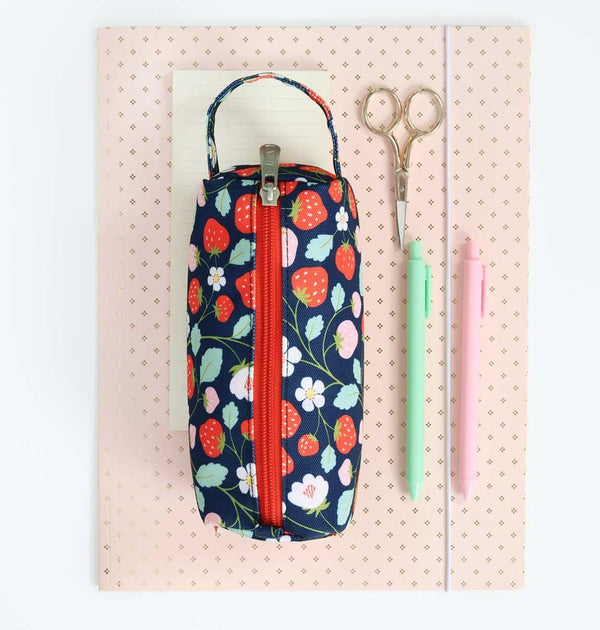 Trousse enfant - Fraises – vue 2 – A Little Lovely Company