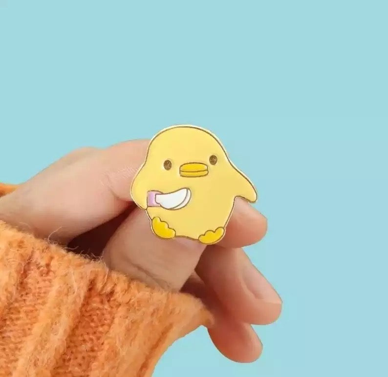 Pin’s Canard Jaune avec Couteau – visuel produit