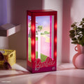 Barbie Verlichte Poppenvitrine – 34 cm
