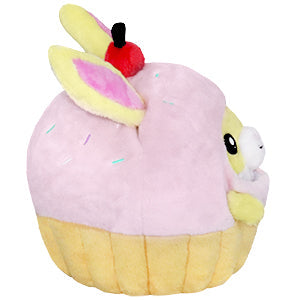 Lapin d'infiltration dans un petit gâteau