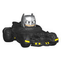Bitty Pop! rijdt op Batman in de Batmobile.