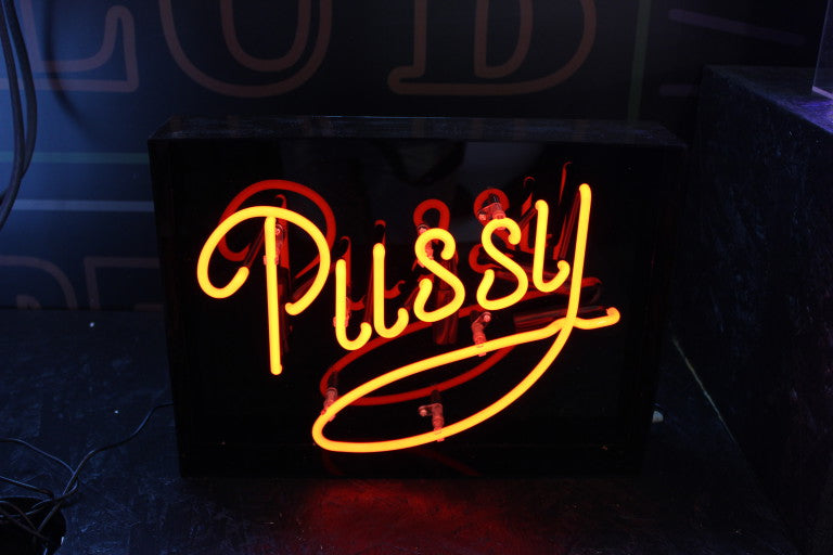 Neon PUSSY Rouge