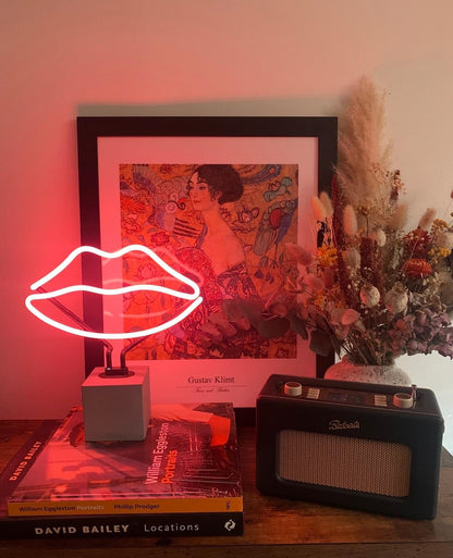 Lip neon lamp